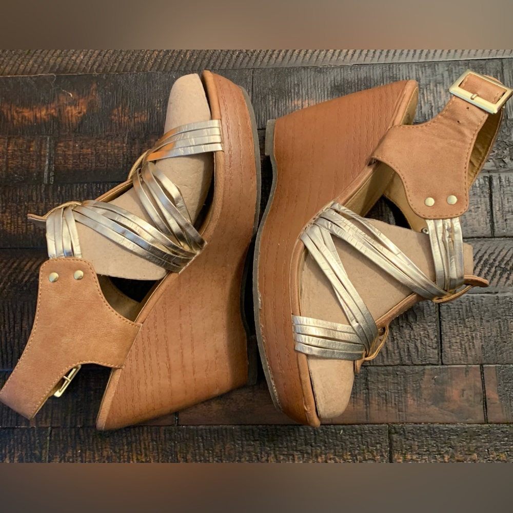 Pre-loved | Some signs of wear, not noticeable when worn| Please see pictures.